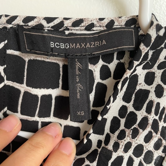 BCBGMAXAZRIA Black and White Animal Printed Sleeveless Blouse - Picture 3 of 4